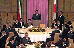 Prime Minister Mori delivers a speech at the Dinner in honor of President Khatami