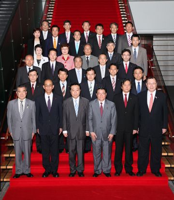 Photograph of the Prime Minister attending a commemorative photograph session with the parliamentary secretaries
