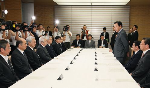 Photograph of the Prime Minister delivering an address to administrative vice-ministers and others 1