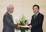 Photograph of the Prime Minister receiving a courtesy call from Chairman of the Japan Chamber of Commerce and Industry Tadashi Okamura 1