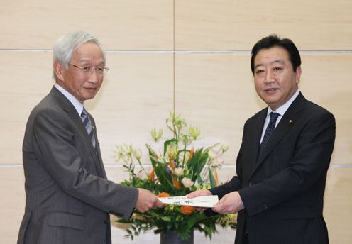 Photograph of the Prime Minister receiving a courtesy call from Chairman of the Japan Chamber of Commerce and Industry Tadashi Okamura 1