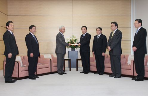 Photograph of the Prime Minister receiving a courtesy call from Chairman of the Japan Chamber of Commerce and Industry Tadashi Okamura 2