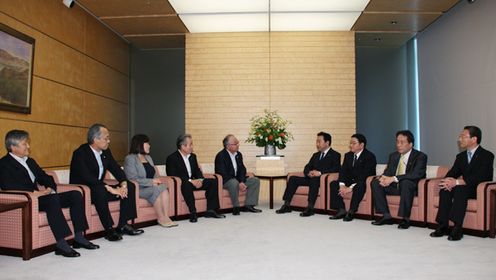 Photograph of the Prime Minister receiving a courtesy call from President of RENGO Nobuaki Koga 2