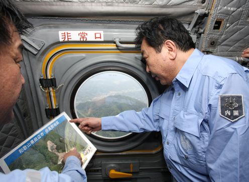 Photograph of the Prime Minister making an aerial survey of the damage to the Tanabe City area by SDF helicopter