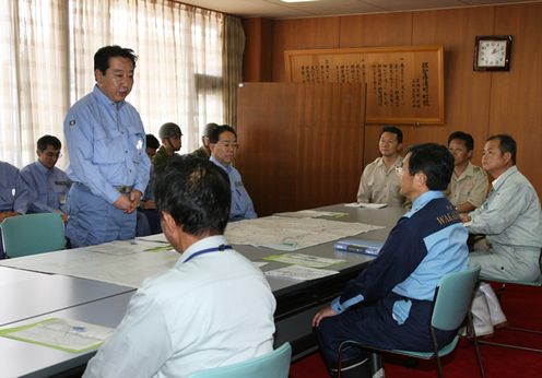 Photograph of the Prime Minister exchanging views with the Governor of Wakayama Prefecture and others at the Nachi-Katsuura Town Office