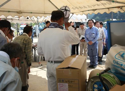 Photograph of the Prime Minister observing the local response headquarters in Nachi-Katsuura Town