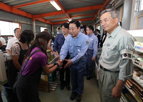 Photograph of the Prime Minister visiting the temporary stores in Oya-Kaigan in Kesennuma City