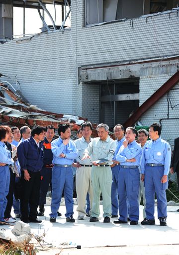 Photograph of the Prime Minister observing the damage to the Kesennuma Joint Government Building