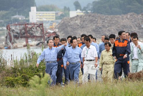 Photograph of the Prime Minister observing the Takata Matsubara area in Rikuzentakata City