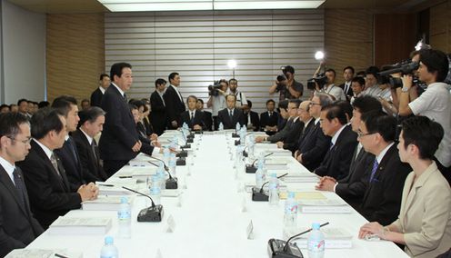 Photograph of the Prime Minister delivering an address at the joint meeting of the Headquarters for the Reconstruction from the Great East Japan Earthquake, the Emergency Disaster Response Headquarters, and the Nuclear Emergency Response Headquarters 1