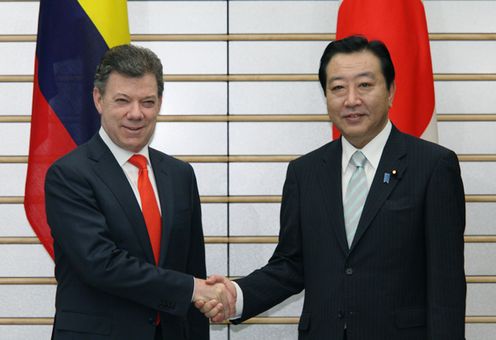 Photograph of the Prime Minister shaking hands with President of the Republic of Columbia Juan Manuel Santos Calderón