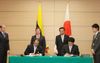 Photograph of the Prime Minister attending a signing ceremony for the Japan-Colombia investment agreement