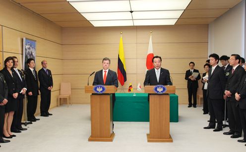Photograph of the leaders holding a joint press announcement 2