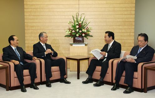 Photograph of the Prime Minister receiving a courtesy call from Chairman of Keizai Doyukai Yasuchika Hasegawa 2
