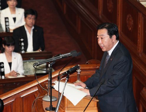 Photograph of the Prime Minister answering questions at the plenary session of the House of Representatives 1