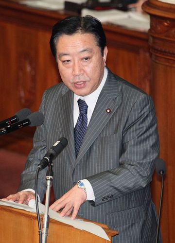 Photograph of the Prime Minister answering questions at the plenary session of the House of Representatives 1
