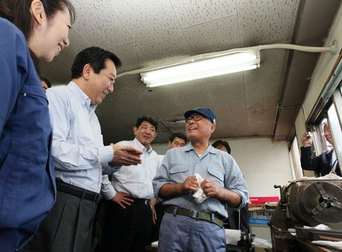 Photograph of the Prime Minister visiting an automobile parts factory 1