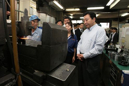 Photograph of the Prime Minister visiting an automobile parts factory 2