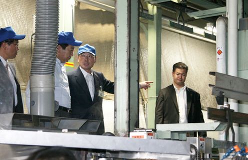 Photograph of the Prime Minister visiting an automobile factory 1