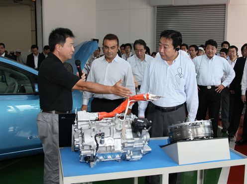 Photograph of the Prime Minister visiting an automobile factory 2