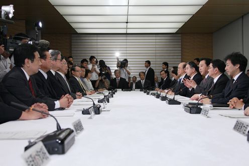 Photograph of the Prime Minister delivering an address at the meeting of the Headquarters for the Reconstruction from the Great East Japan Earthquake 3