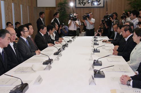 Photograph of the Prime Minister attending the meeting of the Ministerial Council on Monthly Economic Report and Other Relative Issues 2