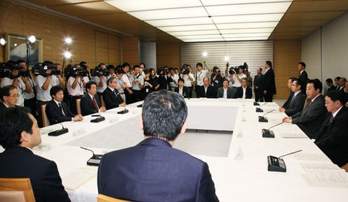 Photograph of the Prime Minister delivering an address at the Council on the State of the Economy 2