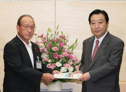 Photograph of the Prime Minister receiving a letter of request from Chairman of the Hirono Town Assembly Norikazu Sakamoto