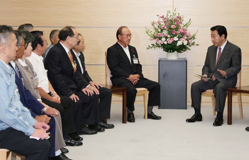 Photograph of the Prime Minister hearing a request from the Hirono Town Assembly
