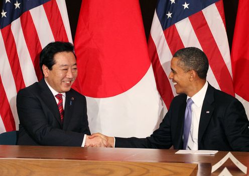Photograph of Prime Minister Noda shaking hands with President of the United States Barack Obama