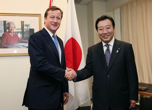 Photograph of Prime Minister Noda shaking hands with Prime Minister of the United Kingdom David Cameron