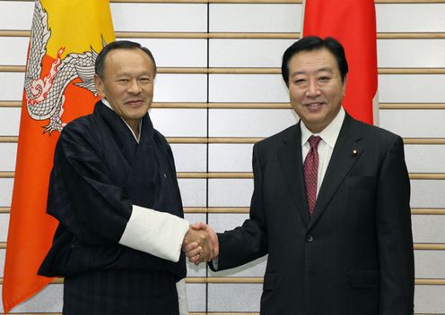 Photograph of Prime Minister Noda shaking hands with Prime Minister of the Kingdom of Bhutan Lyonchhen Jigmi Y. Thinley