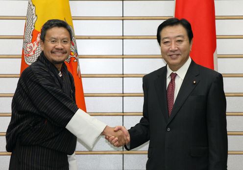 Photograph of Prime Minister Noda shaking hands with Chairperson of the National Council of the Kingdom of Bhutan Lyonpo Namgye Penjor