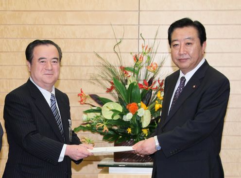 Photograph of the Prime Minister receiving a letter of request from Governor of Ibaraki Prefecture Masaru Hashimoto 1