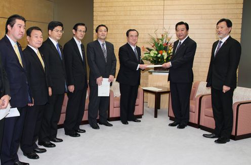 Photograph of the Prime Minister receiving a letter of request from Governor of Ibaraki Prefecture Masaru Hashimoto 2