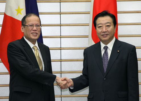 Photograph of Prime Minister Noda shaking hands with President of the Republic of the Philippines Benigno S. Aquino III