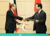 Photograph of Prime Minister Noda exchanging the joint statement with President of the Republic of the Philippines Benigno S. Aquino III