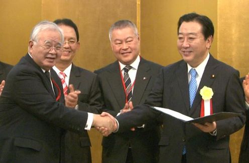 Photograph of the Prime Minister shaking hands with Chairman of the Nippon Keidanren Hiromasa Yonekura