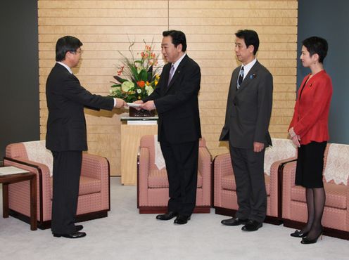Photograph of the Prime Minister receiving the National Personnel Authority (NPA) Recommendation
