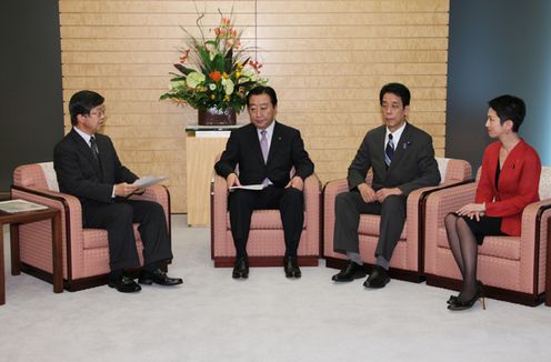 Photograph of the Prime Minister receiving an explanation from President of the National Personnel Authority (NPA) Takeshi Erikawa