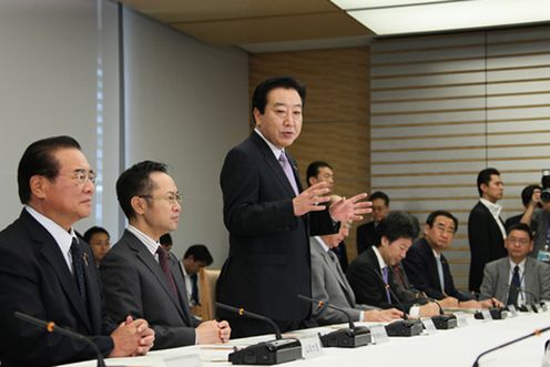 Photograph of the Prime Minister delivering an address at a meeting of the Strategic Headquarters for Space Development 1
