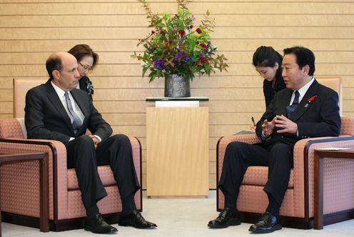 Photograph of Prime Minister Noda receiving a courtesy call from US Ambassador to Japan John Victor Roos