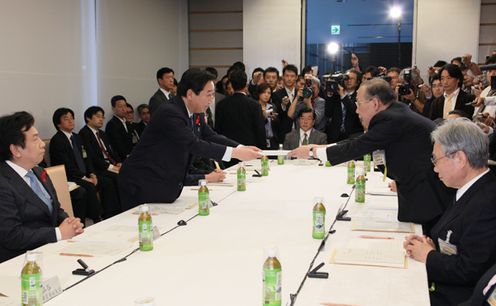 Photograph of the Prime Minister receiving a report at the meeting of the Investigation Committee on TEPCO's Management and Finances