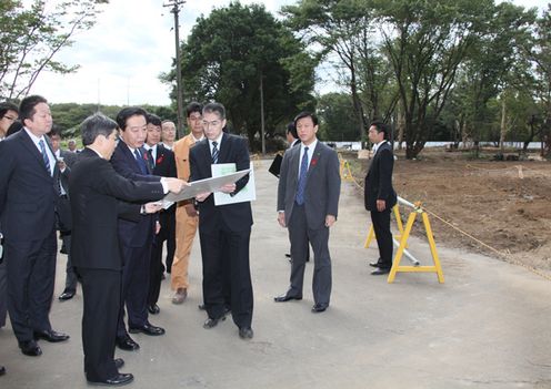 Photograph of the Prime Minister observing the planned construction site for a housing complex for public servants in Asaka 2