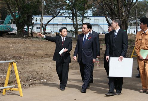 Photograph of the Prime Minister observing the planned construction site for a housing complex for public servants in Asaka 3