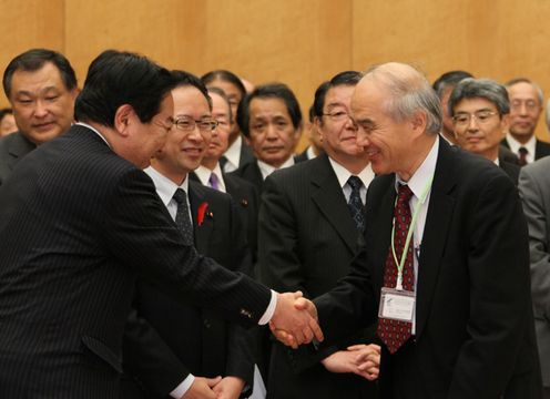 Photograph of the Prime Minister shaking hands with President of the Science Council of Japan Dr. Takashi Onishi