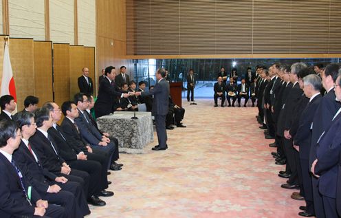 Photograph of the Prime Minister giving a letter of appointment to a new member of the Science Council of Japan