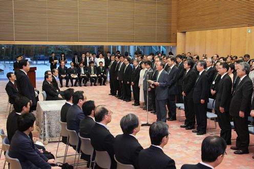 Photograph of the Prime Minister hearing an address delivered by a representative of the new members of the Science Council of Japan
