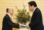 Photograph of the Prime Minister receiving a letter of request from Director of the League of Residents of Chishima and Habomai Islands, Inc. Toshio Koizumi