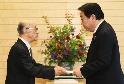 Photograph of the Prime Minister receiving a letter of request from Director of the League of Residents of Chishima and Habomai Islands, Inc. Toshio Koizumi